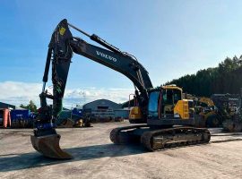 Explora la potència i eficiència de la Volvo ECR355E a cada moviment de terres. Excel·lència en construcció garantida.