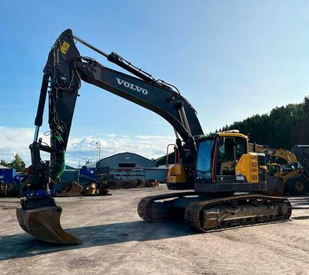 Explora la potència i eficiència de la Volvo ECR355E a cada moviment de terres. Excel·lència en construcció garantida.