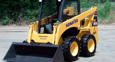 Explora la potència i seguretat de la mini pala carregadora SK818-5 Komatsu en acció.