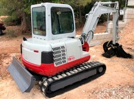 Explora la potència i precisió de la Mini Excavadora Takeuchi TB 145 en acció.