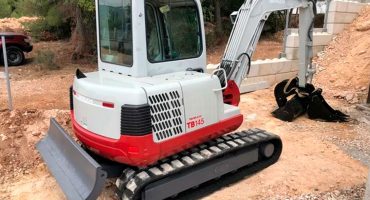 Explora la potència i precisió de la Mini Excavadora Takeuchi TB 145 en acció.