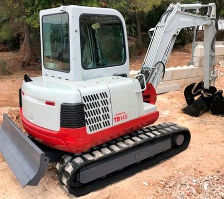 Explora la potència i precisió de la Mini Excavadora Takeuchi TB 145 en acció.