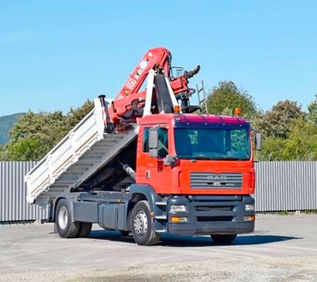 Explora l'eficiència i la potència del MAN TG 310 A amb grua HMF 953 K2. Moviments de terres eficients i versàtils.