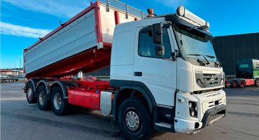 Explora la innovació i potència del camió VOLVO FM 66 amb grua PALFINGER PK 19000. Eficiència i versatilitat a cada moviment de terres.