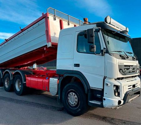 Explora la innovació i potència del camió VOLVO FM 66 amb grua PALFINGER PK 19000. Eficiència i versatilitat a cada moviment de terres.