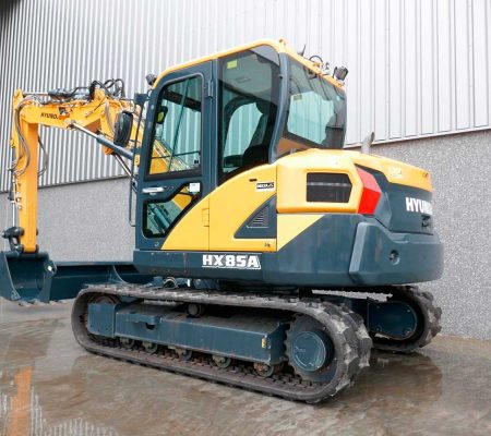 Explora la Hyundai HX85A en acció. Excavadora compacta potent per a projectes versàtils. Eficiència i rendiment excepcionals.