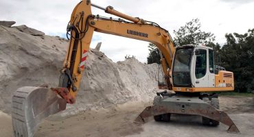 Explora la Liebherr A 904 Litronic en acció. Potent excavadora per a projectes intensius i grans. Descobreix-ne el rendiment excepcional i la versatilitat.