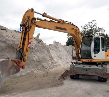 Explora la Liebherr A 904 Litronic en acció. Potent excavadora per a projectes intensius i grans. Descobreix-ne el rendiment excepcional i la versatilitat.