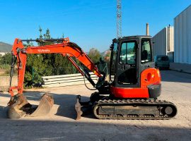 Explora la eficiència de la Kubota U48-4 en acció. Una mini excavadora potent per a projectes versàtils de moviment de terres.