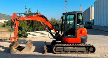 Explora la eficiència de la Kubota U48-4 en acció. Una mini excavadora potent per a projectes versàtils de moviment de terres.