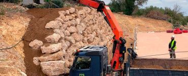 La imatge captura la solidesa dels murs d´esculleres d'Excavacions Girona, una simfonia de resistència i estètica.