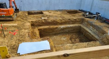 Explora l'eficàcia de les tècniques d'excavació amb excavacions Girona. Imatge: Excavadora treballant amb precisió al lloc.