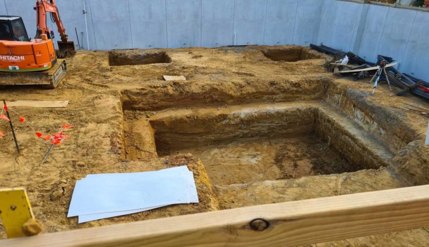 Explora l'eficàcia de les tècniques d'excavació amb excavacions Girona. Imatge: Excavadora treballant amb precisió al lloc.