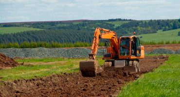 Imatges de projectes agrícoles amb excavacions especialitzades per a la instal·lació de sistemes de reg, mostrant la importància d'una preparació adequada del terreny.