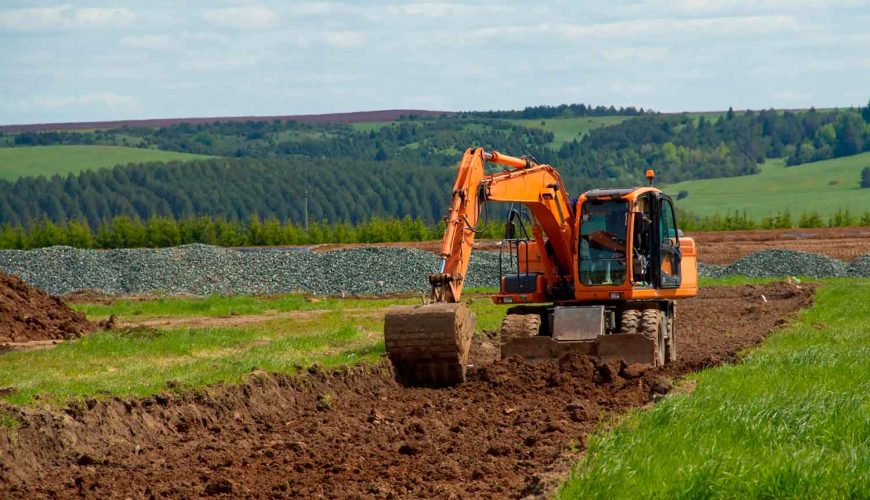 Imatges de projectes agrícoles amb excavacions especialitzades per a la instal·lació de sistemes de reg, mostrant la importància d'una preparació adequada del terreny.