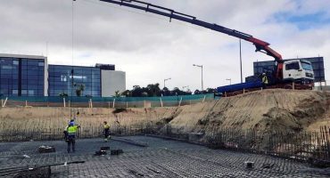 Camions grúa en acció, mostrant la seva versatilitat i eficiència en diversos projectes de construcció, des del muntatge d'estructures metàl·liques fins a la instal·lació de components pesants.