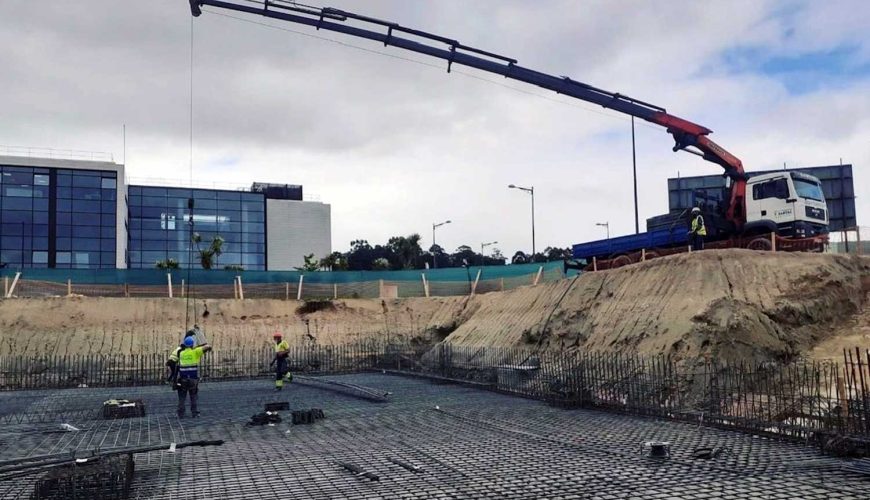 Camions grúa en acció, mostrant la seva versatilitat i eficiència en diversos projectes de construcció, des del muntatge d'estructures metàl·liques fins a la instal·lació de components pesants.