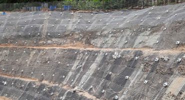 Imatges detallades sobre tècniques d'estabilització de talussos, incloent drenatge d'aigua, reforç amb geosintètics, sistemes d'ancoratge i més.