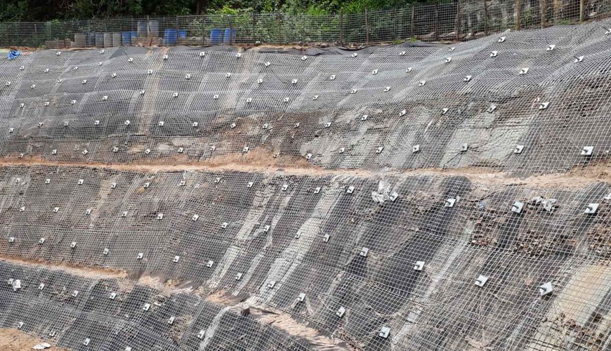 Imatges detallades sobre tècniques d'estabilització de talussos, incloent drenatge d'aigua, reforç amb geosintètics, sistemes d'ancoratge i més.