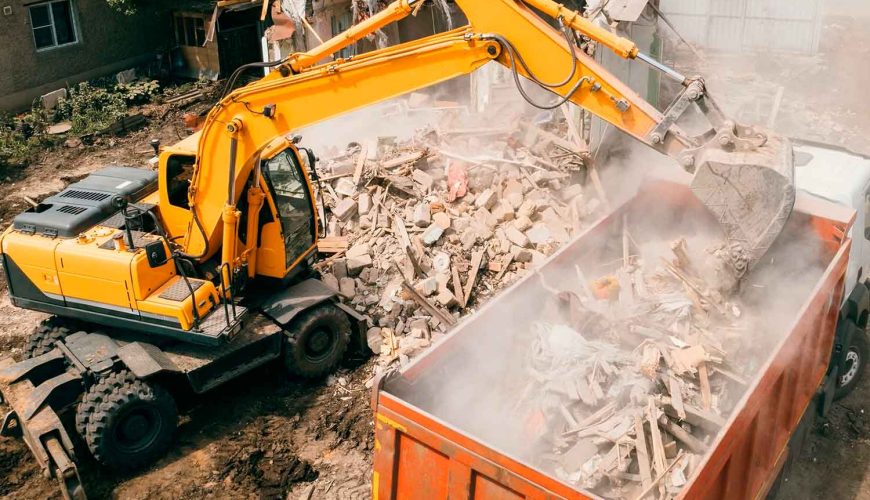 Imatges que il·lustren les pràctiques d'Excavacions Girona per minimitzar residus de demolició i maximitzar el reciclatge, promovent la sostenibilitat ambiental.