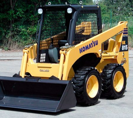 Explora la potencia y seguridad de la mini pala cargadora SK818-5 Komatsu en acción.