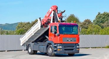 Explora la eficiencia y potencia del MAN TG 310 A con grúa HMF 953 K2. Movimientos de tierras eficientes y versátiles.