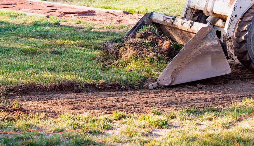 Imagen que muestra el proceso detallado de una explanación de terreno con maquinaria de excavación.