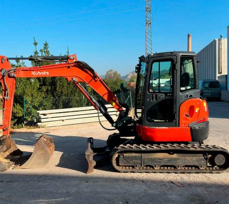 Explora la eficiencia de la Kubota U48-4 en acción. Una mini excavadora potente para proyectos versátiles de movimiento de tierras.