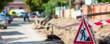 La imagen muestra la danza de las máquinas de Excavacions Girona, esculpiendo el futuro con precisión y pasión en cada excavación.