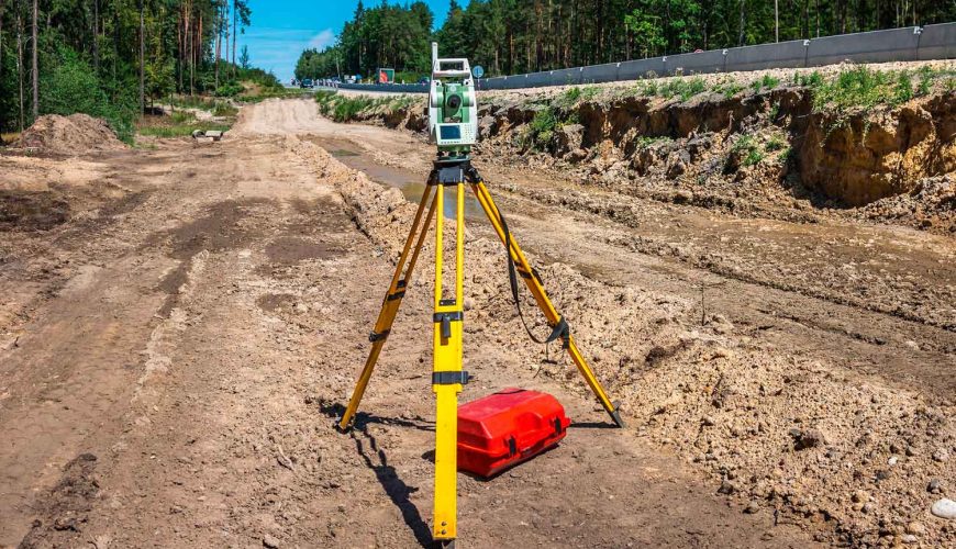 Levantamiento topográfico para el cálculo del volumen de tierra a excavar.